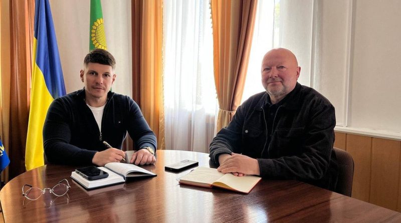 27 квітня 2026 року виконуючий обов’язки начальника Подільської районної військової адміністрації Руслан Пітак провів робочу зустріч із виконуючим обов’язки голови — секретарем Савранської селищної ради Олегом Жируном