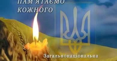 Щодня колектив Подільської районної військової адміністрації, на чолі з виконуючим обов`язки начальника Подільської районної військової адміністрації Вадимом МЕГІСОМ на виконання Указу Президента України № 143 від 16 березня 2022 року, о 09:00 долучається до проведення загальнонаціональної хвилини мовчання за співвітчизниками, загиблими внаслідок збройної агресії рф проти України