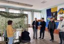 В межах робочого візиту до Савранської селищної ради виконуючий обов’язки начальника Подільської районної військової адміністрації Руслан Пітак відвідав Савранський волонтерський осередок, де небайдужі жителі громади щоденно плетуть маскувальні сітки для українських військових