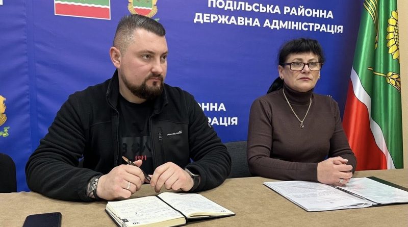 1 травня 2026 року за дорученням виконуючого обов’язки начальника Подільської районної військової адміністрації Руслана Пітака його заступник Вадим Мегіс провів засідання робочої групи з питань визначення підприємств, установ та організацій, які є критично важливими для функціонування економіки та забезпечення життєдіяльності населення