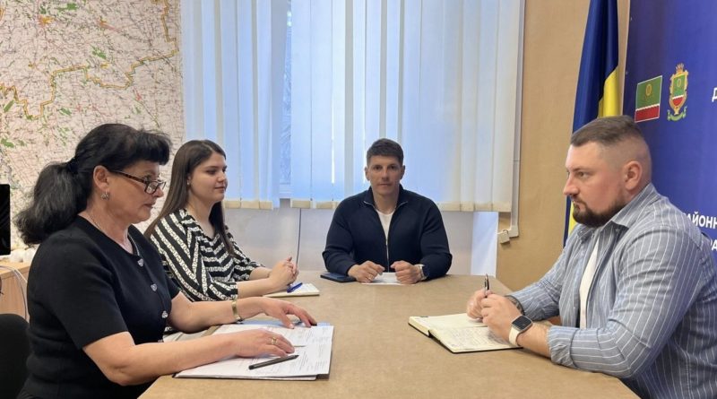 06 травня 2026 року під головуванням виконуючого обов’язки начальника Подільської районної військової адміністрації Руслана Пітака відбулося засідання робочої групи «Прозорість і підзвітність» при Подільській РДА