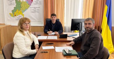 18 травня 2026 року виконуючий обов’язки начальника Подільської районної військової адміністрації Руслан Пітак провів робочу зустріч із головою Подільської районної ради Миколою Соколовим та директором благодійного фонду «Теплі серця» Оленою Кузьонною
