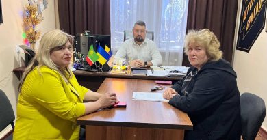 22 травня 2026 року заступник начальника Подільської районної військової адміністрації Вадим Мегіс провів робочу зустріч із старостою Довжанського старостинського округу Світланою Корчинською та секретарем Окнянської селищної ради Оленою Артьомовою 22 травня 2026 року заступник начальника Подільської районної військової адміністрації Вадим Мегіс провів робочу зустріч із старостою Довжанського старостинського округу Світланою Корчинською та секретарем Окнянської селищної ради Оленою Артьомовою