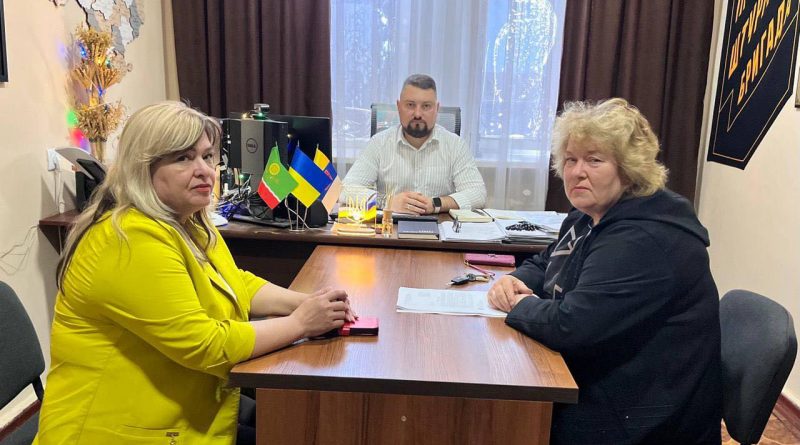 22 травня 2026 року заступник начальника Подільської районної військової адміністрації Вадим Мегіс провів робочу зустріч із старостою Довжанського старостинського округу Світланою Корчинською та секретарем Окнянської селищної ради Оленою Артьомовою 22 травня 2026 року заступник начальника Подільської районної військової адміністрації Вадим Мегіс провів робочу зустріч із старостою Довжанського старостинського округу Світланою Корчинською та секретарем Окнянської селищної ради Оленою Артьомовою
