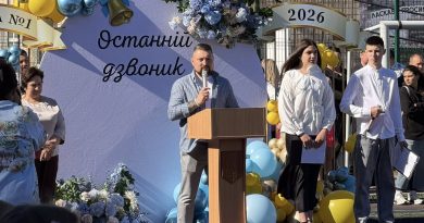 29 травня 2026 року в Комунальному закладі «Опорний заклад «Кодимський ліцей №1» Кодимської міської ради Подільського району Одеської області панувала особлива святкова атмосфера, адже цього дня відбулося не лише свято останнього дзвоника, а й урочисте нагородження переможців І (районного) етапу Всеукраїнських учнівських олімпіад з навчальних предметів у 2025/2026 навчальному році