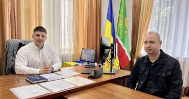03 червня 2026 року виконуючий обов’язки начальника Подільської районної військової адміністрації Руслан Пітак провів співбесіду з кандидатом на посаду фахівця з питань ветеранської політики Андрієм Злогодухом