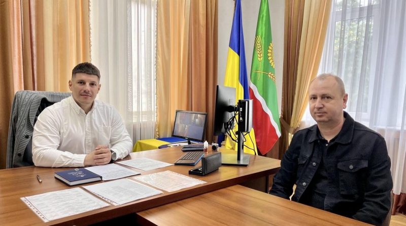 03 червня 2026 року виконуючий обов’язки начальника Подільської районної військової адміністрації Руслан Пітак провів співбесіду з кандидатом на посаду фахівця з питань ветеранської політики Андрієм Злогодухом