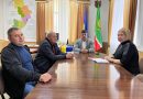 03 червня 2026 року виконуючий обов’язки начальника Подільської районної військової адміністрації Руслан Пітак провів робочу зустріч зі старостою села Бочманівка Олександром Тіорою та Сергієм Католіченко