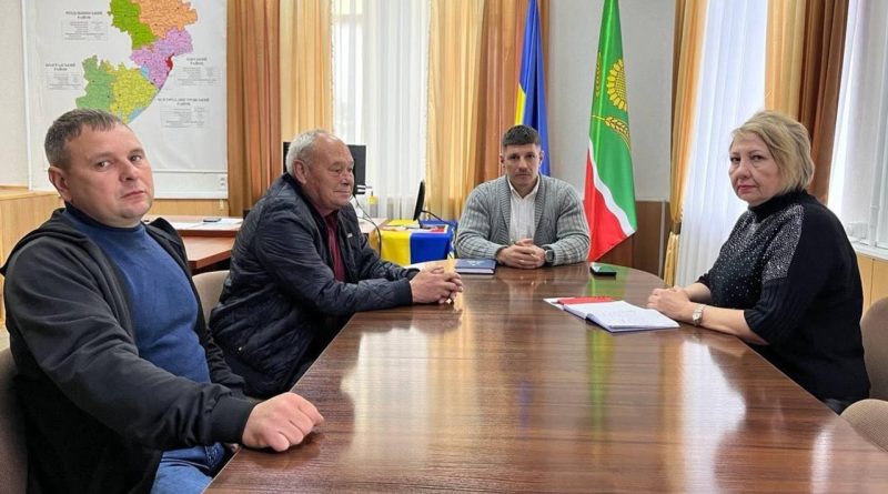03 червня 2026 року виконуючий обов’язки начальника Подільської районної військової адміністрації Руслан Пітак провів робочу зустріч зі старостою села Бочманівка Олександром Тіорою та Сергієм Католіченко