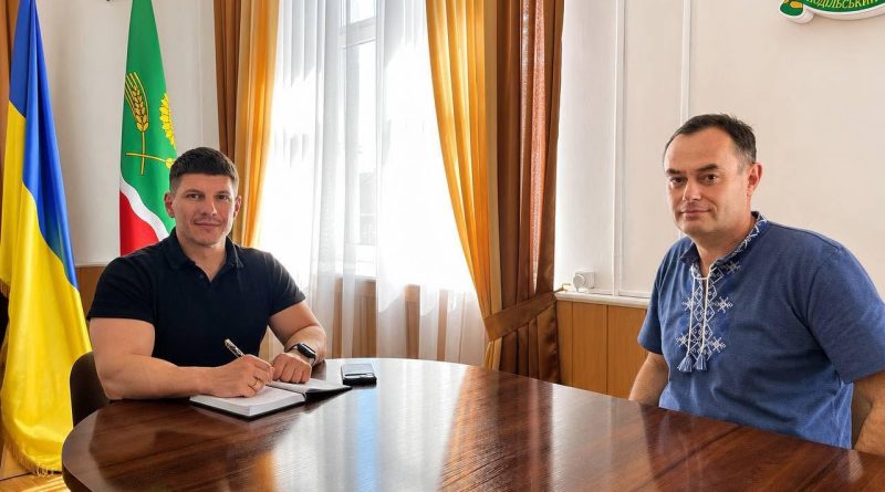 10 червня 2026 року виконуючий обов’язки начальника Подільської районної військової адміністрації Руслан Пітак провів робочу зустріч із Володимиром Глущуком щодо реалізації освітньої програми з упровадження сучасних технологій у навчальний процес закладів освіти району