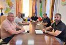 09 липня 2026 року виконуючий обов’язки начальника Подільської районної державної адміністрації Руслан Пітак провів робочу зустріч із начальником філії Державної установи «Центр пробації» в Одеській області Костянтином Шпарагою, виконуючим повноваження Подільського міського голови Олегом Албанським та головою Подільської районної ради Миколою Соколовим
