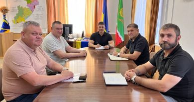09 липня 2026 року виконуючий обов’язки начальника Подільської районної державної адміністрації Руслан Пітак провів робочу зустріч із начальником філії Державної установи «Центр пробації» в Одеській області Костянтином Шпарагою, виконуючим повноваження Подільського міського голови Олегом Албанським та головою Подільської районної ради Миколою Соколовим