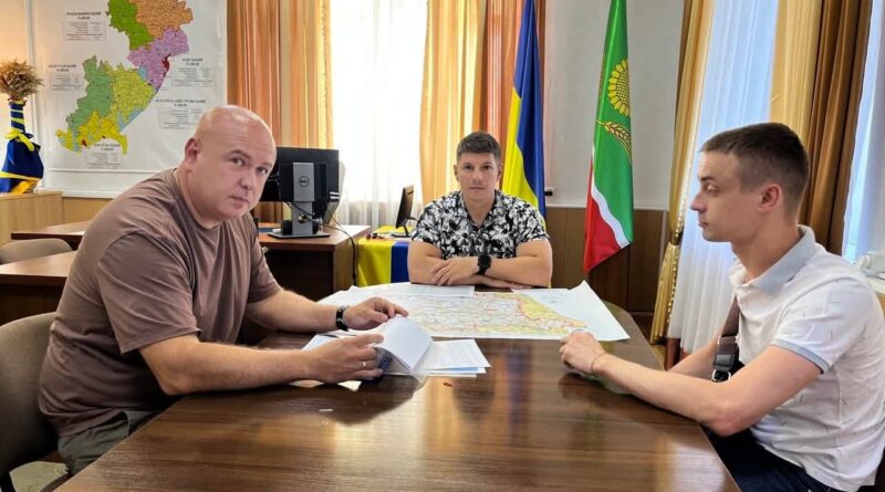16 липня 2026 року виконуючий обов’язків начальника Подільської районної військової адміністрації Руслан Пітак провів робочу зустріч із директором державного некомерційного товариства «Служба місцевих автомобільних доріг» Олегом Кунаренко