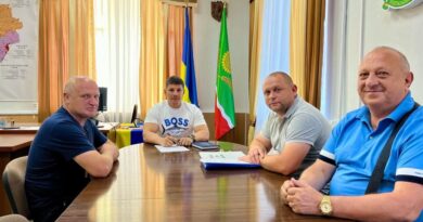 17 липня 2026 року виконуючий обов’язків начальника Подільської районної військової адміністрації Руслан Пітак провів робочу зустріч із начальником відділу земельних ресурсів Валерієм Рябокоровком та депутатами Савранської селищної ради Валерієм Самойлюком і Володимиром Бондарчуком 17 липня 2026 року виконуючий обов’язків начальника Подільської районної військової адміністрації Руслан Пітак провів робочу зустріч із начальником відділу земельних ресурсів Валерієм Рябокоровком та депутатами Савранської селищної ради Валерієм Самойлюком і Володимиром Бондарчуком