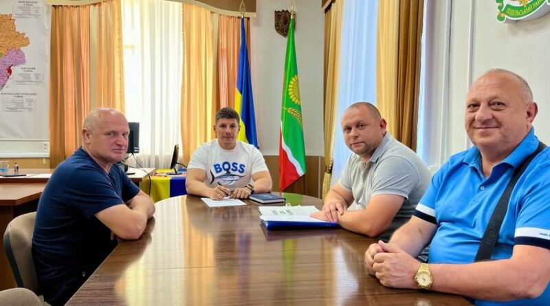 17 липня 2026 року виконуючий обов’язків начальника Подільської районної військової адміністрації Руслан Пітак провів робочу зустріч із начальником відділу земельних ресурсів Валерієм Рябокоровком та депутатами Савранської селищної ради Валерієм Самойлюком і Володимиром Бондарчуком 17 липня 2026 року виконуючий обов’язків начальника Подільської районної військової адміністрації Руслан Пітак провів робочу зустріч із начальником відділу земельних ресурсів Валерієм Рябокоровком та депутатами Савранської селищної ради Валерієм Самойлюком і Володимиром Бондарчуком