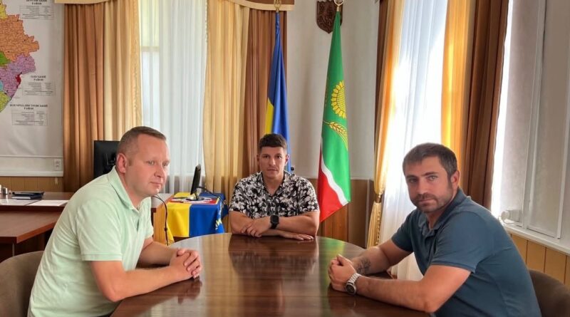 16 липня 2026 року виконуючий обов’язки начальника Подільської районної військової адміністрації Руслан Пітак провів робочу зустріч із начальником Подільського відділу Одеської спеціалізованої прокуратури у сфері оборони Південного регіону Василем Сушком та головою Подільської районної ради Миколою Соколовим 16 липня 2026 року виконуючий обов’язки начальника Подільської районної військової адміністрації Руслан Пітак провів робочу зустріч із начальником Подільського відділу Одеської спеціалізованої прокуратури у сфері оборони Південного регіону Василем Сушком та головою Подільської районної ради Миколою Соколовим