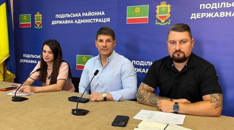 22 липня 2026 року за участі виконуючого обов’язки начальника Подільської районної військової адміністрації Руслана Пітака під головуванням директора Департаменту освіти і науки Одеської обласної державної адміністрації Олександра Лончака відбулася селекторна нарада щодо стану підготовки закладів освіти до нового 2026/2027 навчального року 22 липня 2026 року за участі виконуючого обов’язки начальника Подільської районної військової адміністрації Руслана Пітака під головуванням директора Департаменту освіти і науки Одеської обласної державної адміністрації Олександра Лончака відбулася селекторна нарада щодо стану підготовки закладів освіти до нового 2026/2027 навчального року