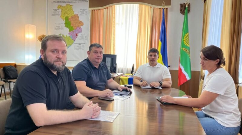 21 липня 2026 року виконуючий обов’язки начальника Подільської районної військової адміністрації Руслан Пітак провів робочу зустріч із заступником начальника з експлуатаційного утримання Служби відновлення та розвитку інфраструктури в Одеській області Ігорем Краснорудським, провідним інженером технічного контролю Служби відновлення та розвитку інфраструктури в Одеській області Ярославою Чернієнко та заступником міського голови, начальником фінансового управління Кодимської міської ради Русланом Онуфрієнком 21 липня 2026 року виконуючий обов’язки начальника Подільської районної військової адміністрації Руслан Пітак провів робочу зустріч із заступником начальника з експлуатаційного утримання Служби відновлення та розвитку інфраструктури в Одеській області Ігорем Краснорудським, провідним інженером технічного контролю Служби відновлення та розвитку інфраструктури в Одеській області Ярославою Чернієнко та заступником міського голови, начальником фінансового управління Кодимської міської ради Русланом Онуфрієнком