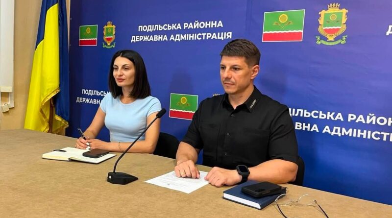 23 липня 2026 року за участю виконуючого обов’язки начальника Подільської районної військової адміністрації Руслана Пітака відбулася онлайн-нарада, організована Міністерством розвитку громад та територій України, щодо стану реалізації проєктів із підвищення надійності функціонування систем водопостачання. Під час заходу обговорювалися питання будівництва, реконструкції, капітального ремонту та реалізації інших інженерно-технічних заходів, спрямованих на забезпечення безперебійного водопостачання населених пунктів 23 липня 2026 року за участю виконуючого обов’язки начальника Подільської районної військової адміністрації Руслана Пітака відбулася онлайн-нарада, організована Міністерством розвитку громад та територій України, щодо стану реалізації проєктів із підвищення надійності функціонування систем водопостачання. Під час заходу обговорювалися питання будівництва, реконструкції, капітального ремонту та реалізації інших інженерно-технічних заходів, спрямованих на забезпечення безперебійного водопостачання населених пунктів