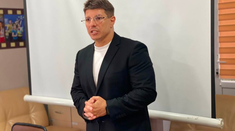27 липня 2026 року за участі виконуючого обов’язки начальника Подільської районної військової адміністрації Руслана Пітака відбулася зустріч із прийомними батьками та батьками-вихователями Подільського району.