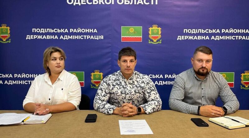 28 липня 2026 року виконуючий обовʼязки начальника Подільської районної військової адміністрації Руслан Пітак провів апаратну нараду з керівниками структурних підрозділів РВА