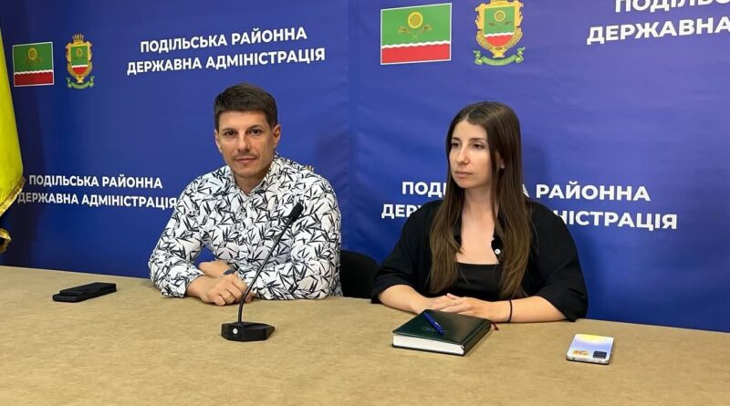28 липня 2026 року за участі виконуючого обов’язки начальника Подільської районної військової адміністрації Руслана Пітака відбувся навчальний вебінар для представників районних державних адміністрацій, органів місцевого самоврядування та інших осіб, залучених до проведення моніторингу безбар’єрності вулиць і доріг 28 липня 2026 року за участі виконуючого обов’язки начальника Подільської районної військової адміністрації Руслана Пітака відбувся навчальний вебінар для представників районних державних адміністрацій, органів місцевого самоврядування та інших осіб, залучених до проведення моніторингу безбар’єрності вулиць і доріг