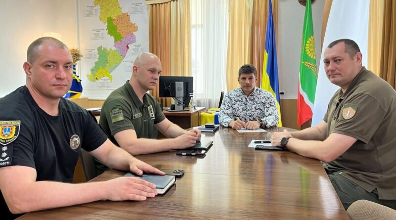28 липня 2026 року виконуючий обовʼязки начальника Подільської районної військової адміністрації Руслан Пітак провів робочу зустріч із начальником Подільського районного територіального центру комплектування та соціальної підтримки Русланом Ткачем, заступником начальника Подільського районного управління поліції Павлом Лисенко та з першим заступником начальника 2-го Подільського прикордонного загону, полковником Іваном Васильчуком