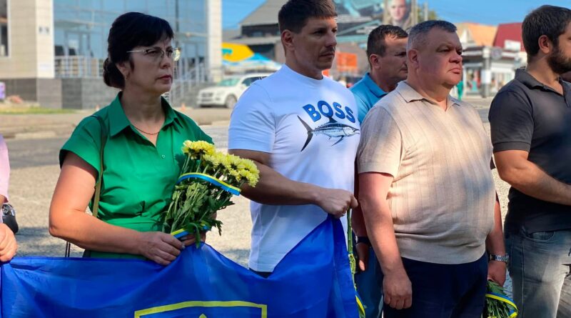 31 липня 2026 року на Алеї Слави відбулася памʼятна акція «Дзвін памʼяті» за участю виконуючого обовʼязки начальника Подільської районної військової адміністрації Руслана Пітака, керівництва Подільської міської та Подільської районної рад, представників поліції, військовослужбовців, духовенства, ветеранів, родин загиблих Захисників і Захисниць та громадськості