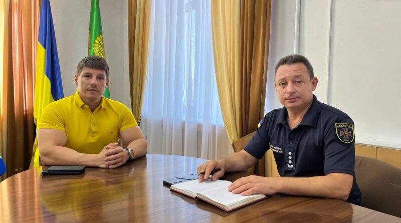 04 серпня 2026 року виконуючий обов’язки начальника Подільської районної військової адміністрації Руслан Пітак провів робочу зустріч із тимчасово виконуючим обов’язки начальника 4-го державного пожежно-рятувального загону ГУ ДСНС України в Одеській області, полковником служби цивільного захисту Валерієм Плешу