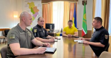 04 серпня 2026 року виконуючий обов’язки начальника Подільської районної військової адміністрації Руслан Пітак провів робочу нараду із заступником начальника Подільського районного управління поліції, підполковником поліції Павлом Лисенком, першим заступником начальника 2-го Подільського прикордонного загону, полковником Іваном Васильчуком, та тимчасово виконуючим обов’язки начальника Подільського районного управління цивільного захисту та пожежної безпеки ГУ ДСНС України в Одеській області, підполковником служби цивільного захисту Ігорем Ауєльбаєвим