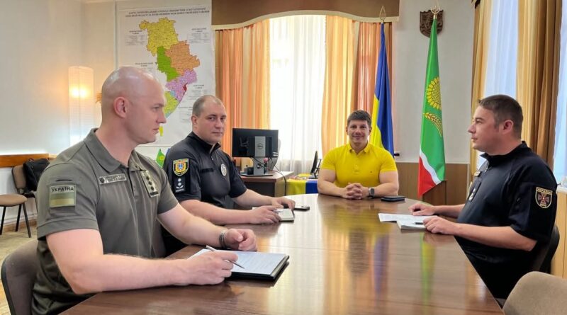 04 серпня 2026 року виконуючий обов’язки начальника Подільської районної військової адміністрації Руслан Пітак провів робочу нараду із заступником начальника Подільського районного управління поліції, підполковником поліції Павлом Лисенком, першим заступником начальника 2-го Подільського прикордонного загону, полковником Іваном Васильчуком, та тимчасово виконуючим обов’язки начальника Подільського районного управління цивільного захисту та пожежної безпеки ГУ ДСНС України в Одеській області, підполковником служби цивільного захисту Ігорем Ауєльбаєвим