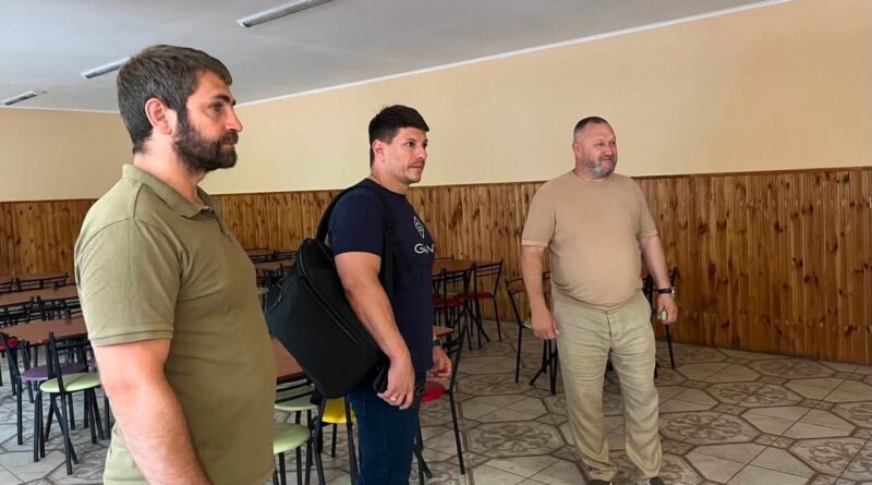 У рамках робочого візиту до Долинської громади виконуючий обов’язки начальника Подільської районної військової адміністрації Руслан Пітак спільно з головою Подільської районної ради Миколою Соколовим відвідали Долинський ліцей