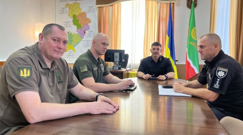 12 серпня 2026 року виконуючий обовʼязки начальника Подільської районної військової адміністрації Руслан Пітак провів робочу зустріч із начальником Подільського районного територіального центру комплектування та соціальної підтримки Русланом Ткачем, начальником Подільського районного управління поліції ГУНП в Одеській області Олегом Жуковським та з першим заступником начальника 2-го Подільського прикордонного загону, полковником Іваном Васильчуком 12 серпня 2026 року виконуючий обовʼязки начальника Подільської районної військової адміністрації Руслан Пітак провів робочу зустріч із начальником Подільського районного територіального центру комплектування та соціальної підтримки Русланом Ткачем, начальником Подільського районного управління поліції ГУНП в Одеській області Олегом Жуковським та з першим заступником начальника 2-го Подільського прикордонного загону, полковником Іваном Васильчуком
