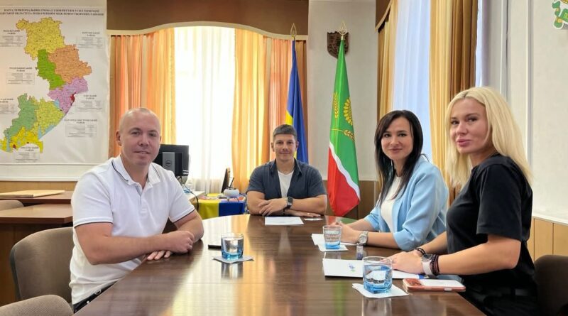 20 серпня 2026 року виконуючий обов’язки начальника Подільської районної військової адміністрації Руслан Пітак провів робочу зустріч із представниками АБ «УКРГАЗБАНК»