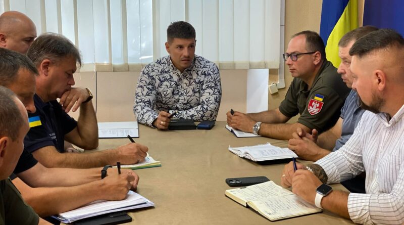 18.08.2026 року, за дорученням начальника Одеської обласної державної адміністрації Олега Кіпера, виконуючий обовʼязки начальника Подільської районної військової адміністрації Руслан Пітак провів нараду з представниками силових структур району