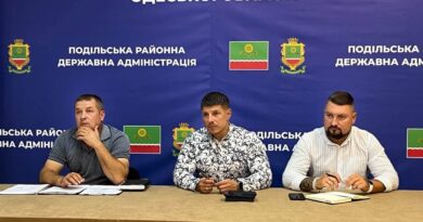 18 серпня 2026 року під головуванням виконуючого обов’язки начальника Подільської районної військової адміністрації Руслана Пітака відбулося засідання Державної надзвичайної протиепізоотичної комісії щодо випадку/підозри на африканську чуму свиней (АЧС) у селі Коси Куяльницької територіальної громади