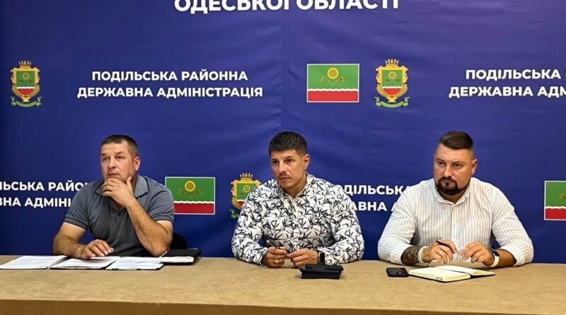 18 серпня 2026 року під головуванням виконуючого обов’язки начальника Подільської районної військової адміністрації Руслана Пітака відбулося засідання Державної надзвичайної протиепізоотичної комісії щодо випадку/підозри на африканську чуму свиней (АЧС) у селі Коси Куяльницької територіальної громади
