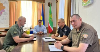 25 серпня 2026 року виконуючий обовʼязки начальника Подільської районної військової адміністрації Руслан Пітак провів робочу зустріч із начальником Подільського районного територіального центру комплектування та соціальної підтримки Русланом Ткачем, начальником Подільського районного управління поліції ГУНП в Одеській області Олегом Жуковським та з першим заступником начальника 2-го Подільського прикордонного загону, полковником Іваном Васильчуком 25 серпня 2026 року виконуючий обовʼязки начальника Подільської районної військової адміністрації Руслан Пітак провів робочу зустріч із начальником Подільського районного територіального центру комплектування та соціальної підтримки Русланом Ткачем, начальником Подільського районного управління поліції ГУНП в Одеській області Олегом Жуковським та з першим заступником начальника 2-го Подільського прикордонного загону, полковником Іваном Васильчуком