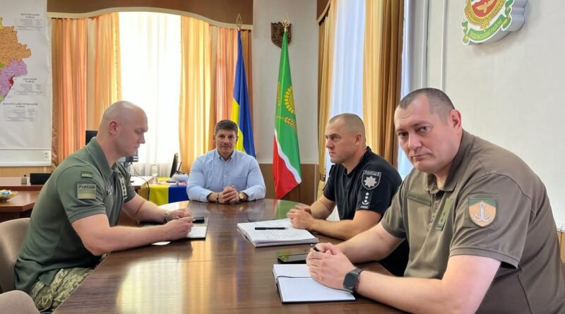 25 серпня 2026 року виконуючий обовʼязки начальника Подільської районної військової адміністрації Руслан Пітак провів робочу зустріч із начальником Подільського районного територіального центру комплектування та соціальної підтримки Русланом Ткачем, начальником Подільського районного управління поліції ГУНП в Одеській області Олегом Жуковським та з першим заступником начальника 2-го Подільського прикордонного загону, полковником Іваном Васильчуком 25 серпня 2026 року виконуючий обовʼязки начальника Подільської районної військової адміністрації Руслан Пітак провів робочу зустріч із начальником Подільського районного територіального центру комплектування та соціальної підтримки Русланом Ткачем, начальником Подільського районного управління поліції ГУНП в Одеській області Олегом Жуковським та з першим заступником начальника 2-го Подільського прикордонного загону, полковником Іваном Васильчуком