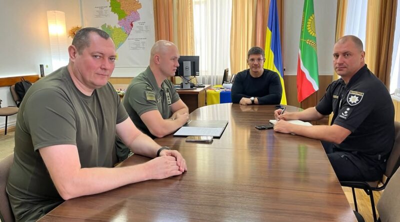 01 вересня 2026 року виконуючий обовʼязки начальника Подільської районної військової адміністрації Руслан Пітак провів робочу зустріч із начальником Подільського районного територіального центру комплектування та соціальної підтримки Русланом Ткачем, заступником начальника Подільського районного управління поліції Павлом Лисенко та з першим заступником начальника 2-го Подільського прикордонного загону, полковником Іваном Васильчуком 01 вересня 2026 року виконуючий обовʼязки начальника Подільської районної військової адміністрації Руслан Пітак провів робочу зустріч із начальником Подільського районного територіального центру комплектування та соціальної підтримки Русланом Ткачем, заступником начальника Подільського районного управління поліції Павлом Лисенко та з першим заступником начальника 2-го Подільського прикордонного загону, полковником Іваном Васильчуком