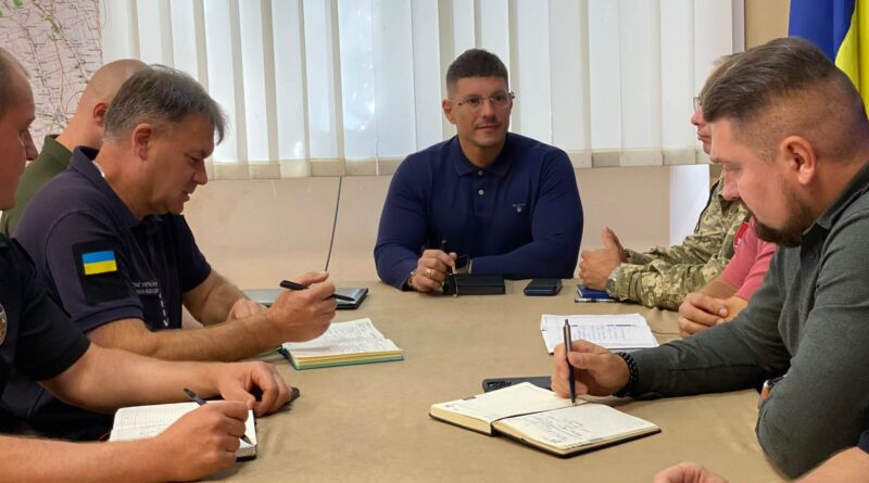 08.09.2026 року, виконуючий обовʼязки начальника Подільської районної військової адміністрації Руслан Пітак провів нараду з представниками силових структур району