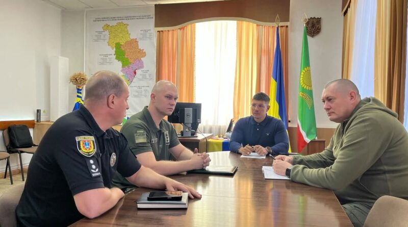 08 вересня 2026 року виконуючий обовʼязки начальника Подільської районної військової адміністрації Руслан Пітак провів робочу зустріч із начальником Подільського районного територіального центру комплектування та соціальної підтримки Русланом Ткачем, заступником начальника Подільського районного управління поліції Павлом Лисенко та з першим заступником начальника 2-го Подільського прикордонного загону, полковником Іваном Васильчуком