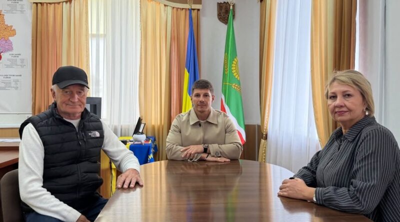 23 вересня 2026 року виконуючий обов’язки начальника Подільської районної військової адміністрації Руслан Пітак провів робочу зустріч із керівником фермерського господарства «Галина» Валерієм Муль 23 вересня 2026 року виконуючий обов’язки начальника Подільської районної військової адміністрації Руслан Пітак провів робочу зустріч із керівником фермерського господарства «Галина» Валерієм Муль