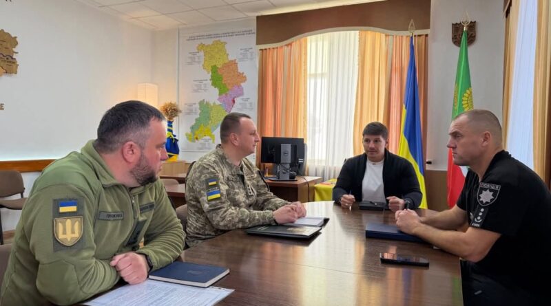 06 жовтня 2026 року виконуючий обов’язки начальника Подільської районної військової адміністрації Руслан Пітак провів робочу зустріч із начальником відділення Військової служби правопорядку, підполковником Павлом Хоменком, начальником Подільського районного управління поліції ГУНП в Одеській області Олегом Жуковським та тимчасово виконуючим обов’язки начальника Подільського районного територіального центру комплектування та соціальної підтримки Олександром Присяжнюком 06 жовтня 2026 року виконуючий обов’язки начальника Подільської районної військової адміністрації Руслан Пітак провів робочу зустріч із начальником відділення Військової служби правопорядку, підполковником Павлом Хоменком, начальником Подільського районного управління поліції ГУНП в Одеській області Олегом Жуковським та тимчасово виконуючим обов’язки начальника Подільського районного територіального центру комплектування та соціальної підтримки Олександром Присяжнюком