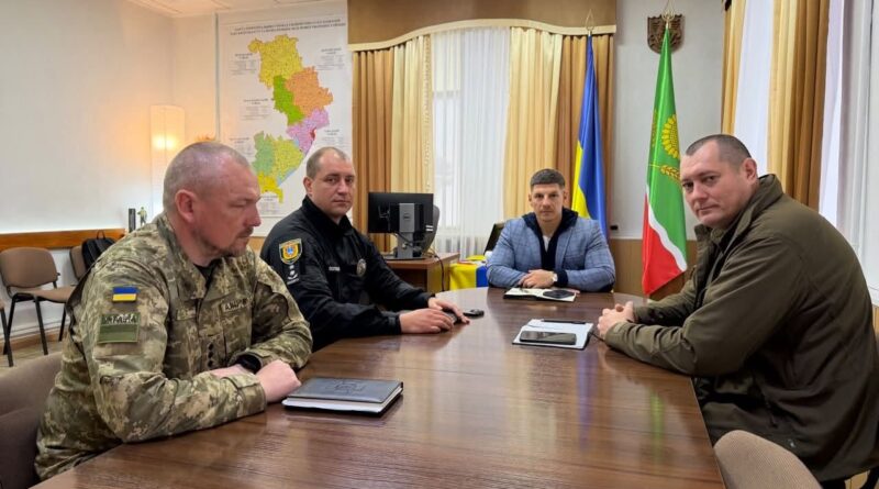 13 жовтня 2026 року виконуючий обов’язки начальника Подільської районної військової адміністрації Руслан Пітак провів робочу зустріч із начальником Подільського прикордонного загону Ігорем Мельником, заступником начальника Подільського районного управління поліції Павлом Лисенком та начальником Подільського районного територіального центру комплектування та соціальної підтримки Русланом Ткачем