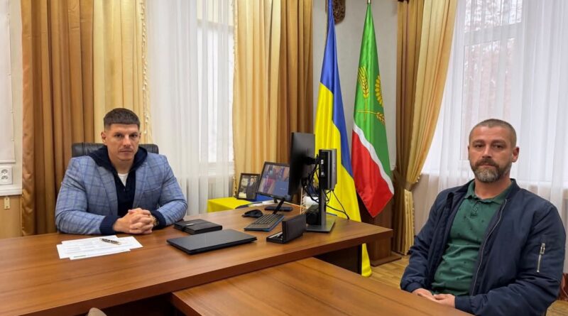 13 жовтня 2026 року виконуючий обов’язки начальника Подільської районної військової адміністрації Руслан Пітак провів робочу зустріч із начальником комунального підприємства «Саврань» Віталієм Чебанюком