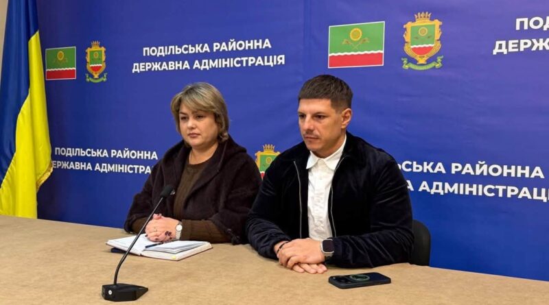 21 жовтня 2026 року в.о. начальника Подільської районної державної адміністрації Руслан Пітак спільно із заступницею Оксаною Лободою взяв участь в обласному круглому столі «Гендерно відповідальне відновлення Одещини: від голосу жінок до рішень громад», організованому за ініціативи громадської організації «Центр Демократія»